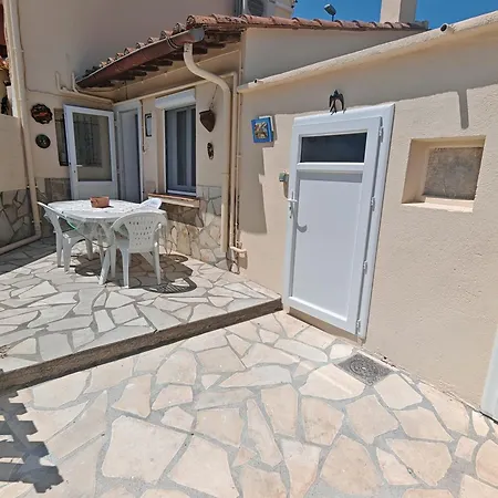 Charmante Maison De Village A Avec Jardin Et Climatisation - Fr-1-732-110 Feriehus